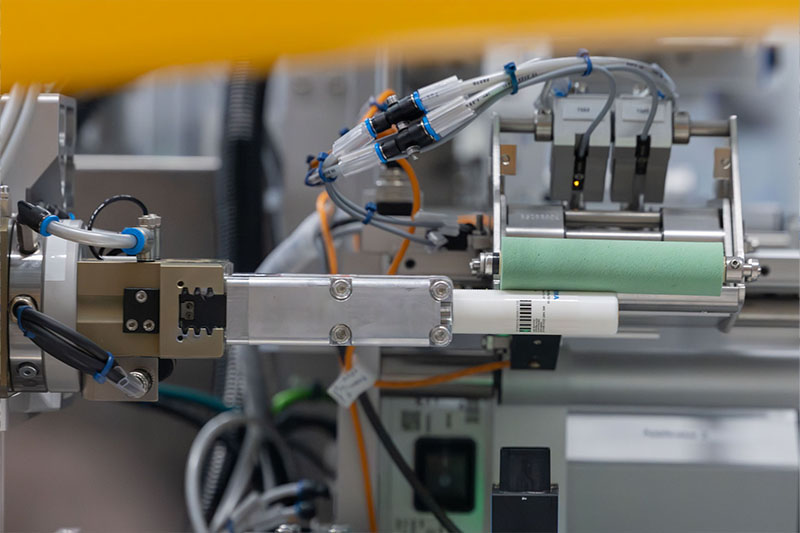 It is not a roller prism on the labeling machine, but rather the transport unit that rapidly rotates the autoinjector, thereby ensuring an additional level of precision