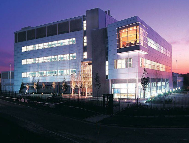 Almac and Queen’s University Belfast collaboration passes midpoint