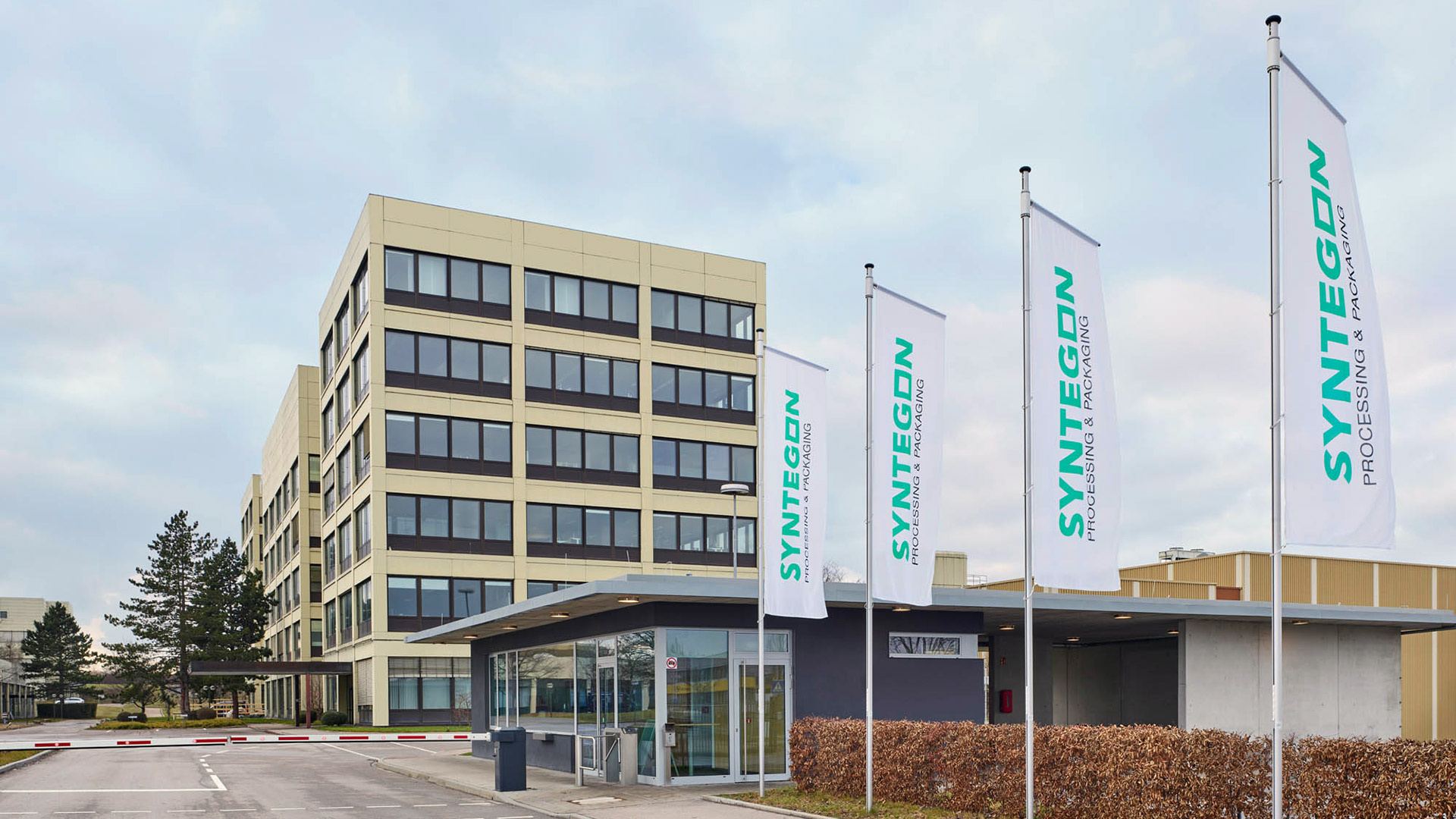 The new Syntegon flags in front of the company headquarters in Waiblingen