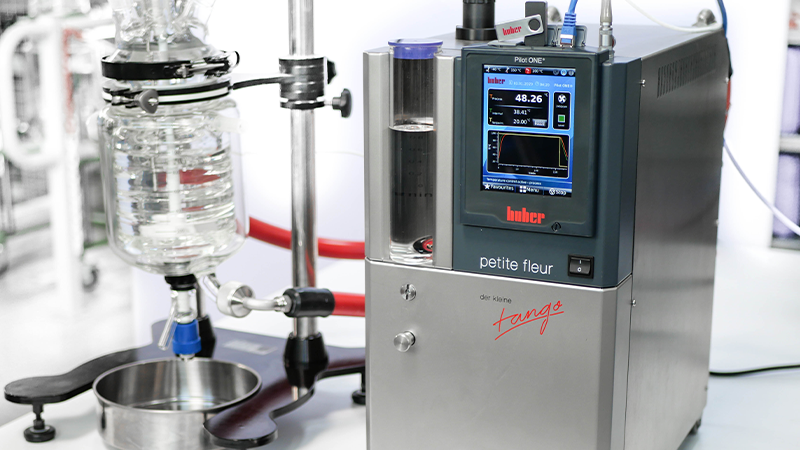 Compact process thermostat for efficient temperature control for lab applications