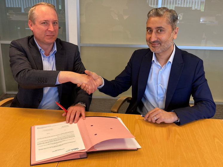 Navin Lakhanpaul, GEA (right) and Jean-Luc Herbeaux, Hovione (left), signed the agreement