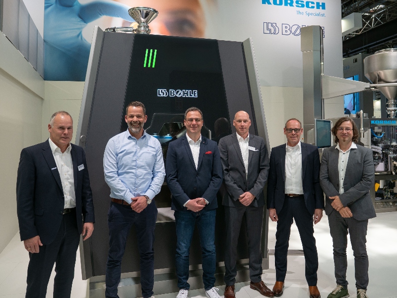L.B. Bohle Executive Diectors Tim Remmert (l.) and Thorsten Wesselmann (3 from right) with (f.l.t.r.) Gero Stüve, Marco Niemann (both Rottendorf Pharma), Thorsten Helm, Daniel Fichte (both CAE Innovative Design) at the launch of the BFC 400
tablet coater