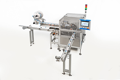 Thanks to horizontal rather than vertical feed, the HERMA 242M wrap-around labeller allows even cartridges and similarly challenging cylindrical products to be labelled at high speed.