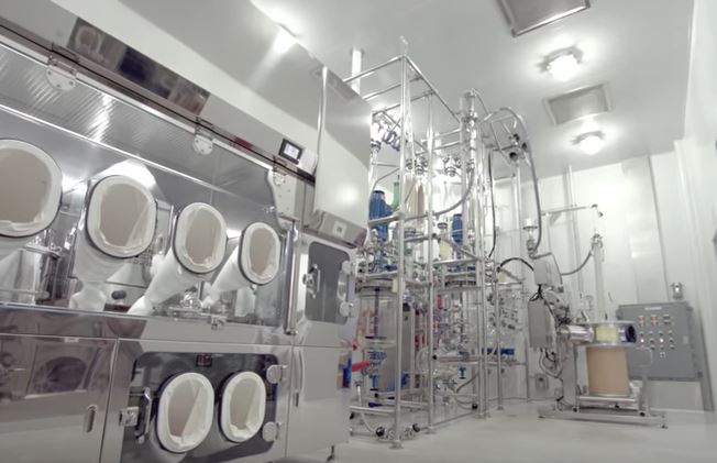 High containment pharmaceutical manufacturing equipment