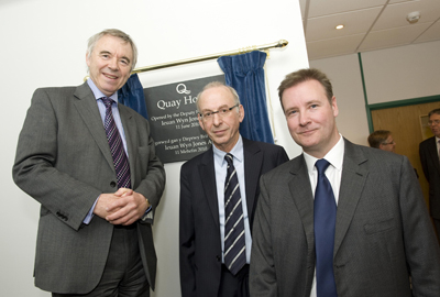 From left to right: Deputy First Minister of Wales, Ieuan Wyn Jones, with Professor Mike Rubinstein, CEO of Quay Pharma, and David Patterson, Commercial Director from Quay Pharma