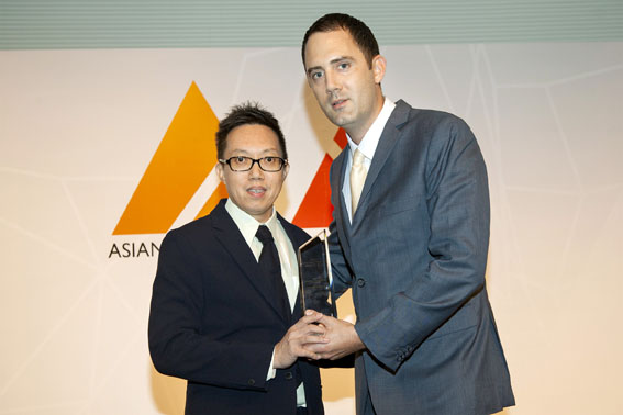 David Margetts (right), Managing Director, Werum IT Solutions Thailand, receiving the Asian Manufacturing Award