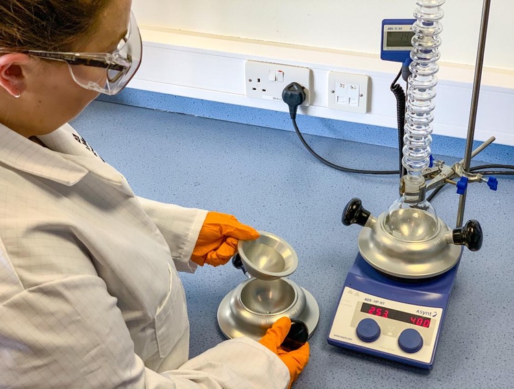 Asynt designs highly compatible kit for safe heating of round bottom flask