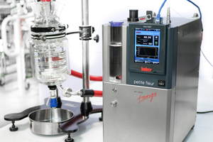 Compact process thermostat for efficient temperature control in the lab