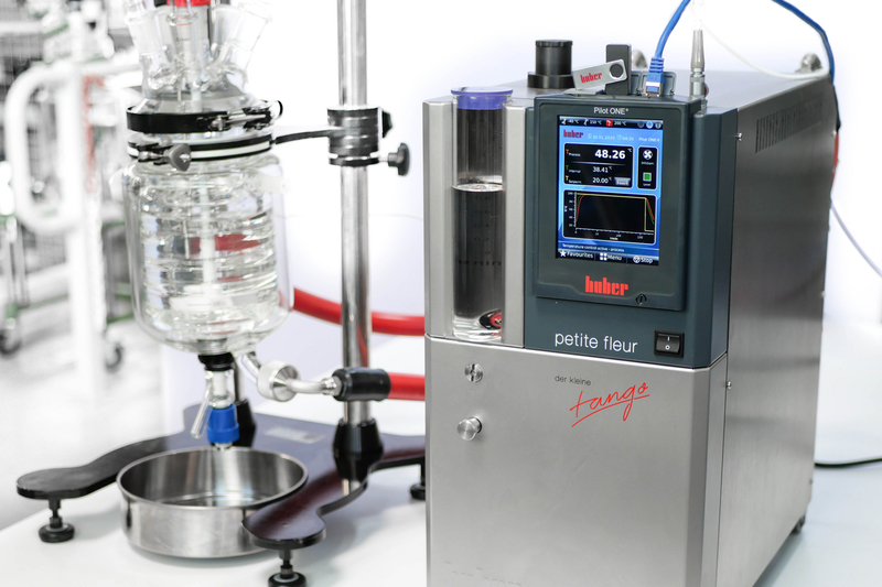 Compact process thermostat for efficient temperature control in the lab