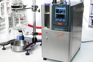 Compact process thermostat for efficient temperature control for lab applications