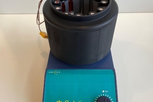 Compact temperature-controlled batch photoreactor