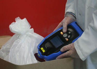 Field device for rapid raw material identification