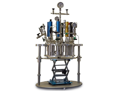 Flexible device for screening chemical reactions under high pressure
