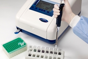 Genova Plus spectrophotometer saves results to USB stick