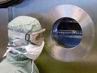 Inducing nucleation in industrial freeze dryers