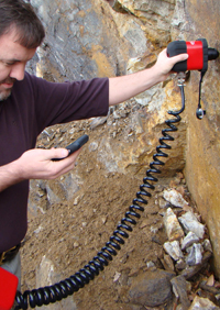 Lightweight, handheld FTIR for dedicated field applications