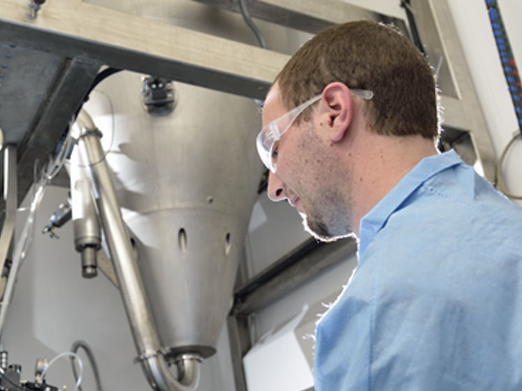 Model-based optimisation of mixed solvent systems for spray drying
