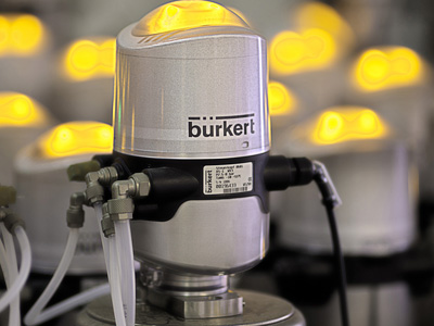 Retrofit control head compatible with huge range of process valves