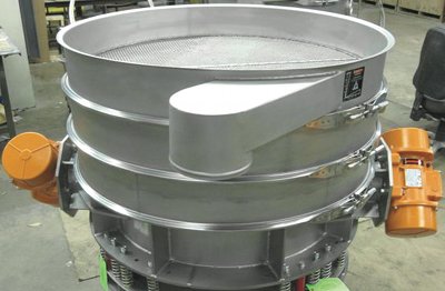 Screener classifies bulk material