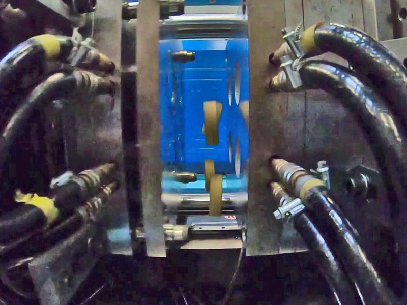Sumitomo (SHI) Demag syncs ejector with medical mould movement 