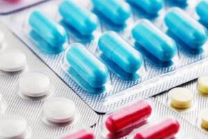 The colouration of tablets and capsules